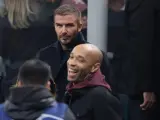 David Beckham y Thierry Henry presenciando el partido entre Milan y PSG.
