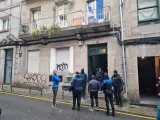 Efectivos de la Policía Local de Vigo en el exterior del edificio donde ha sido descubierto el cadáver.