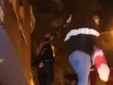 La falangista Isabel Peralta, abucheada por los manifestantes en Ferraz tras subirse a una marquesina y hacer el saludo nazi