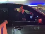 La futbolista Stefany Ferrer hace un saludo nazi desde el coche.