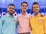 Raúl, Bruno y Borjamina, 'Mozos de Arousa', bien conjuntados cada uno con un color de camisa para la tele.