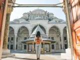 Viajera en la mezquita Fatih de Estambul.