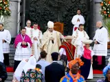 MADRID, 09/11/2023.- El cardenal arzobispo de Madrid, José Cobo (c), preside en la catedral la misa solemne celebrada con motivo de la festividad de la patrona de la ciudad, la Virgen de la Almudena, en una jornada festiva en la que los representantes políticos de la ciudad y la comunidad asisten a la misma. EFE/ Zipi