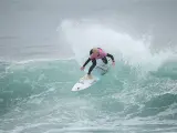La australiana Laura Enever surfeando una ola en 2016.