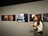 Martha Echevarría, comisaria de la exposición del World Press Photo explicando uno de los trabajos premiados.