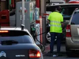 Un hombre echa carburante a su vehículo en una gasolinera en Madrid.