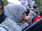 Mujer llora durante una concentración de emergencia por los últimos acontecimientos en Gaza.