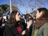 La portavoz de Más Madrid, Rita Maestre, y la líder socialista en la capital, Reyes Maroto, dialogan en una protesta por la A-5