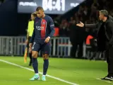 Luis Enrique da instrucciones junto a Mbappé en un partido de la Ligue 1.