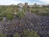 Miles de manifestantes durante la concentraci&oacute;n contra la amnist&iacute;a convocada ayer en Valencia por el PP.
