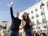 El líder del PP, Alberto Núñez Feijóo, y la presidenta de la Comunidad de Madrid, Isabel Díaz Ayuso, durante su intervención en la manifestación convocada por el PP contra la amnistía en la Puerta del Sol.