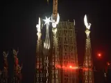 La Sagrada Familia ha iluminado por primera vez las cuatro torres de los evangelistas.