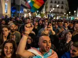 Cientos de manifestantes se han concentrado este lunes en la Puerta del Sol, frente a la sede de la presidencia de la Comunidad de Madrid.