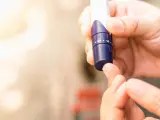 Una persona realiza una medición de glucosa en sangre.