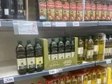 Botellas de aceite de oliva en un supermercado.