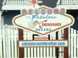 Cartel publicitario del burdel Chicken Ranch en Las Vegas.
