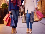 Dos mujeres de compras navideñas.