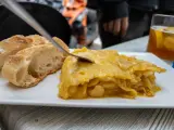 El restaurante de Madrid con un aire castizo que triunfa con solo un pincho: la tortilla de patatas