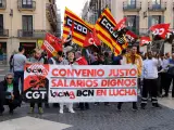 Los trabajadores del Bicing en Barcelona protestan en la plaza Sant Jaume durante la primera jornada de huelga indefinida.