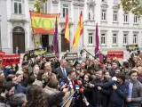 El líder de Vox, Santiago Abascal, atiende a medios a su llegada al Tribunal Supremo para presentar una querella junto a sus diputados, a 14 de noviembre de 2023, en Madrid (España).