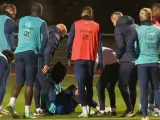 Camavinga se duele de la rodilla derecha en el entrenamiento de la selección francesa.