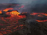 En este vídeo se puede ver cómo un dron grabó la erupción del volcán Fagradalsfjall, en Islandia que cobró vida después de 800 años sin actividad realmente peligrosa. Millones de litros de lava ardiente y fundida fueron capturados cuando salían del cráter del volcán a más de 400 metros de altura. Al final el dron se acabó derretido por el calor que desprendia el gigante de fuego pero las imágenes, que aunque fueron grabadas en 2021, pudieron ser rescatadas .