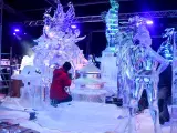 Un operario trabaja con una de las esculturas del Festival de Esculturas de Hielo 'ICE FESTIVAL, en el Parque Mágicas Navidades Torrejón.