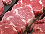 La carne roja es rica en grasas saturadas, lo que puede contribuir a elevar los niveles de colesterol LDL en sangre.