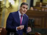 El líder del PSOE, Pedro Sánchez, se dirige a su homólogo del PP, Alberto Núñez Feijóo, este miércoles.