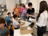 Una profesora de la escuela Gem de Mataró devuelve los móviles a sus alumnos de 1º de ESO una vez acabadas las clases.