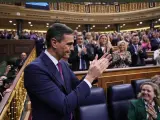 El presidente en funciones, Pedro Sánchez, aplaude a sus diputados antes de tomar asiento en su escaño a su llegada al debate de su investidura en el Congreso.
