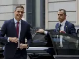 El presidente del Gobierno en funciones, Pedro Sánchez, sonríe a su llegada al Congreso de los Diputados para la celebración del de su debate de investidura.