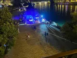 Agentes buscan al hombre en el río Guadalquivir.