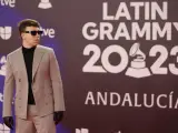 El cantante y compositor español Quevedo posa para los fotógrafos en la alfombra roja de la gala anual de los Latin Grammy.