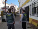Imagen de dos agentes en el cuartel de la Guardia Civil de Isla Cristina.