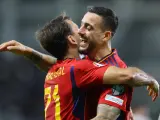 Joselu abraza a Oyarzabal para celebrar el tercer gol de España ante Chipre.