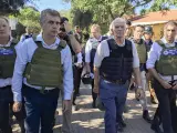 El jefe de la diplomacia europea, Josep Borrell (c), visita el kibutz Be'eri, uno de los atacados por Hamás el 7 de octubre.