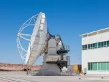 El Observatorio ALMA (Chile) cuenta con 66 antenas como la de la imagen que, cuanto más alejadas estén, mayor resolución de imagen dan.