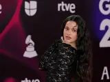 La artista Rosalía, una de las candidatas a los premios, actuará en directo en la gala. En la imagen, posa para los fotógrafos a su llega a la alfombra roja.