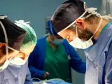 El Dr. Leivar y su equipo realizando una cirugía mínimamente invasiva.