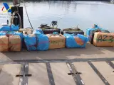 Los 700 kilos de hachís intervenidos de una embarcación deportiva en el puerto de Chipiona.