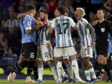 Messi coge del cuello a Mathías Oliveira durante el Argentina-Uruguay.