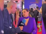 Nuestro compañero Daniel Mateo entrevistando a Niña Pastori en los Latin Grammy 2023.