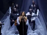 Rosalía homenajea a Rocío Jurado en su actuación en los Latin Grammy.