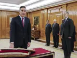 Pedro Sánchez ha prometido este viernes su cargo de presidente del Gobierno ante el rey Felipe VI en el Palacio de la Zarzuela después de ser investido este jueves en el Congreso de los Diputados con una mayoría de 179 votos a favor.