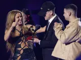 La cantante colombiana Shakira, acompa&ntilde;ada por el compositor y DJ argentino Bizarrap (c), recibe el Grammy a la mejor canci&oacute;n por el tema 'BZRP Music Session 53', en la gala anual de los Latin Grammy.