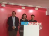 Adriana Lastra, en el centro de la imagen, acompaña del diputado Roberto Morís y la senadora María Fernández Álvarez.