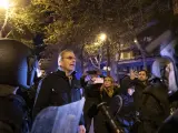 El concejal y portavoz de Vox en el Ayuntamiento de Madrid Javier Ortega Smith se encara con los polic&iacute;as durante las protestas contra la amnist&iacute;a.