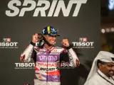 Jorge Martín celebra su victoria al sprint en Qatar.