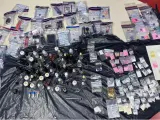 La policía encontró una gran cantidad de sustancias arrojadas al suelo por clientes de la discoteca para deshacerse de la droga antes de ser cacheados.